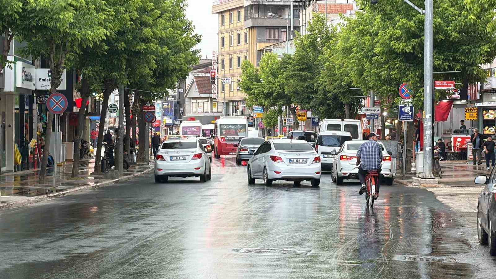 Düzce’de bunaltan sıcakların ardından yağan yağmur serinletti 8 duzcede bunaltan sicaklarin ardindan yagan yagmur serinletti 4 maiP7O43