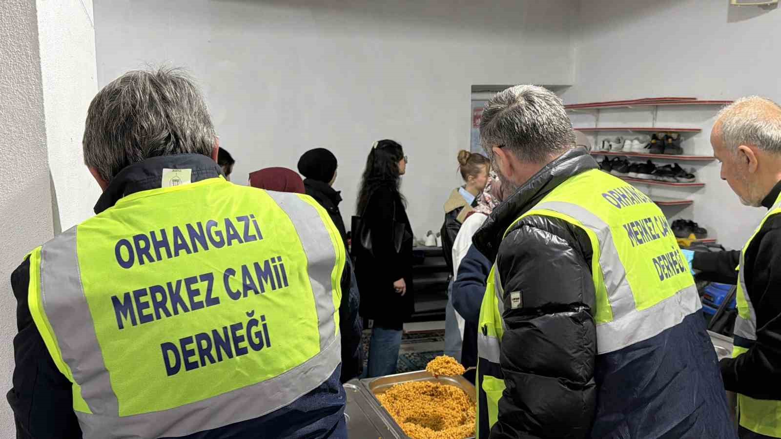 duzcede cami cemaati ogrencilere iftar veriyor 0 1Q97HOtF