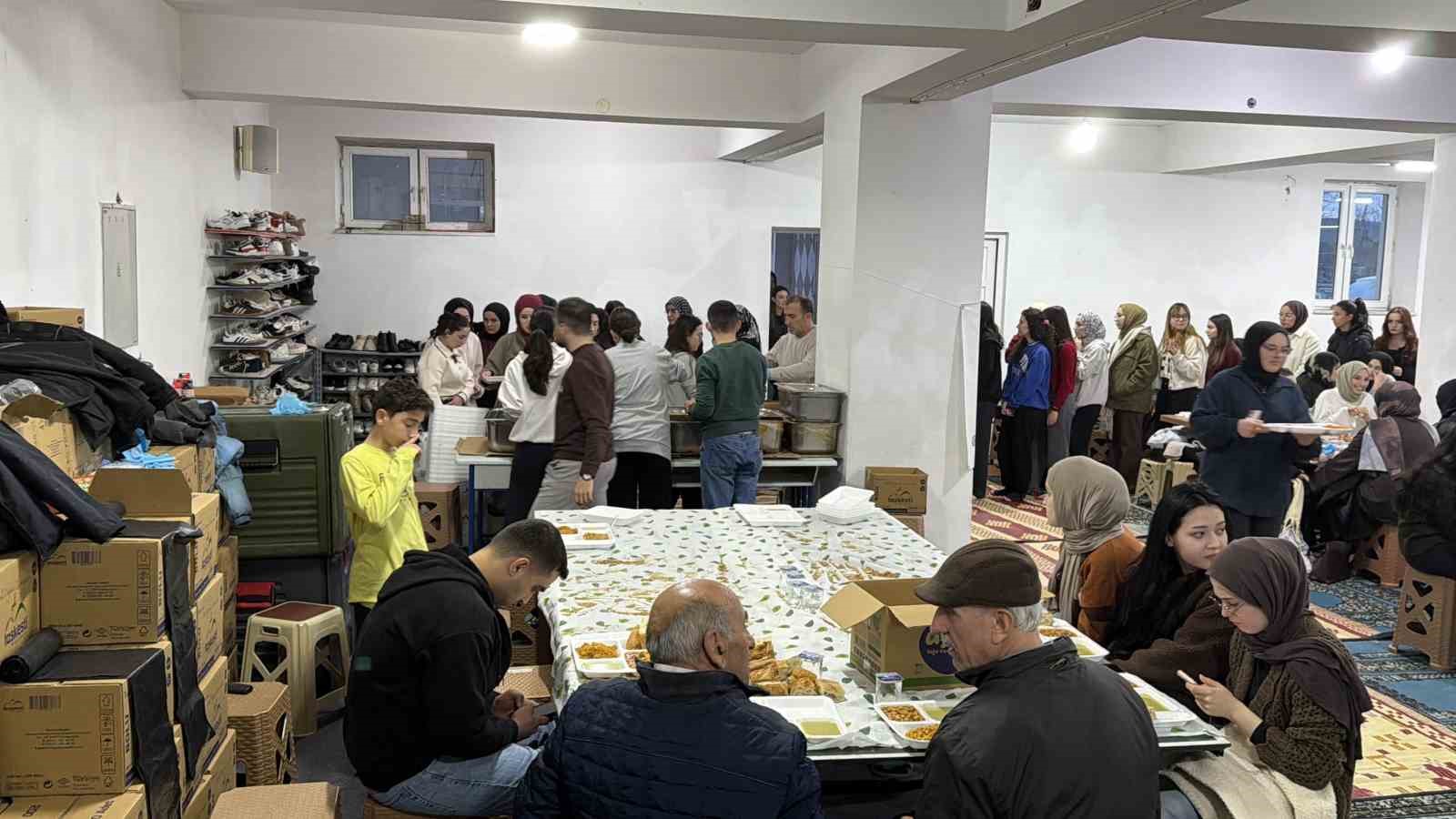duzcede cami cemaati ogrencilere iftar veriyor 2 2Z4ln2SS