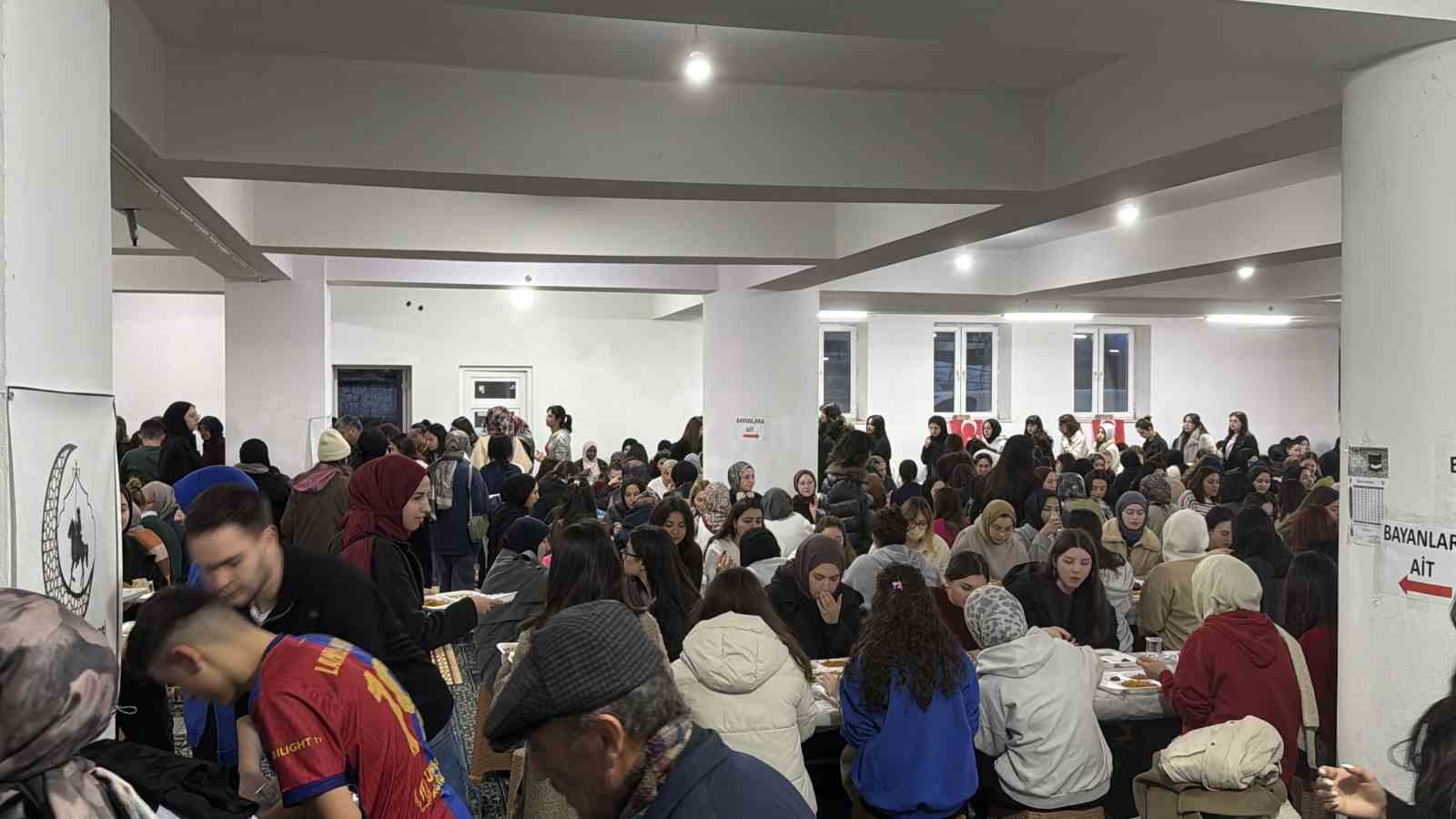 duzcede cami cemaati ogrencilere iftar veriyor 3 6HuG5FCL
