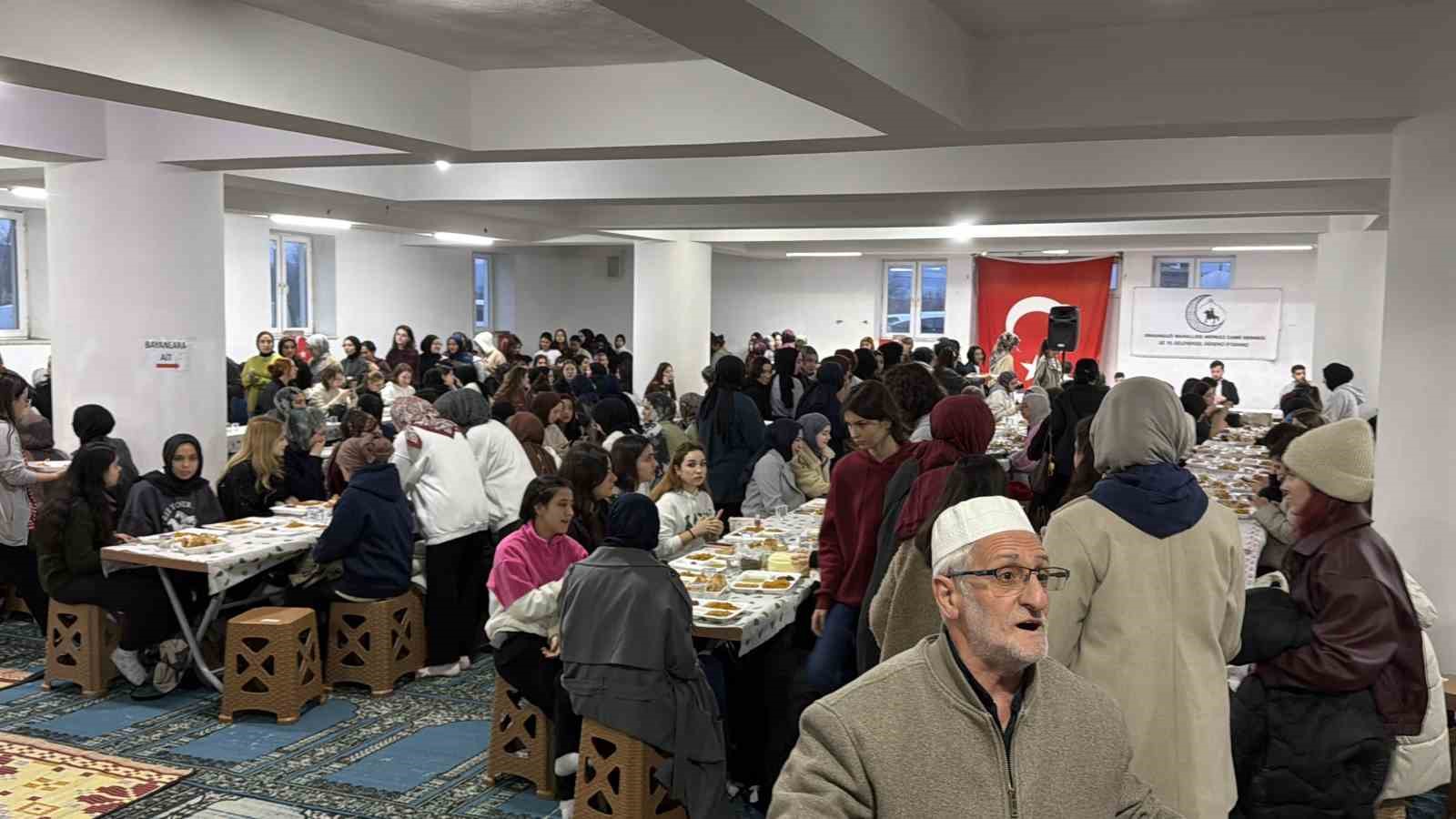 duzcede cami cemaati ogrencilere iftar veriyor 4 9lkt9Uq7