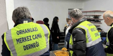 duzcede-cami-cemaati-ogrencilere-iftar-veriyor-EUYpTyWj.jpg