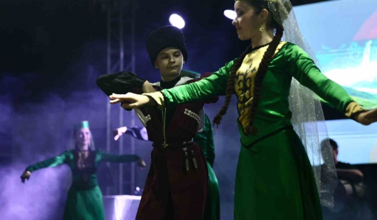 duzcede-cerkes-gecesi-yogun-ilgi-gordu-ghlwkSsC.jpg