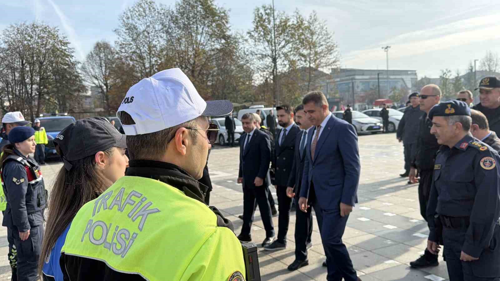 duzcede emniyet ve jandarma teskilatina 44 yeni arac 3 YB1UXpBP