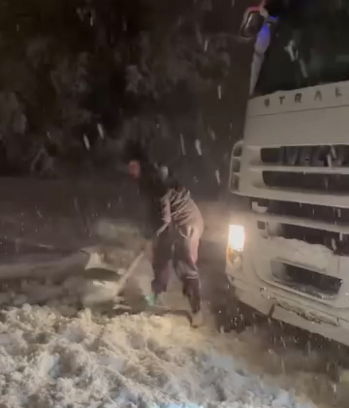duzcede gecis guzergahlarinda tirlar makasladi yollar kismen kapandi 2