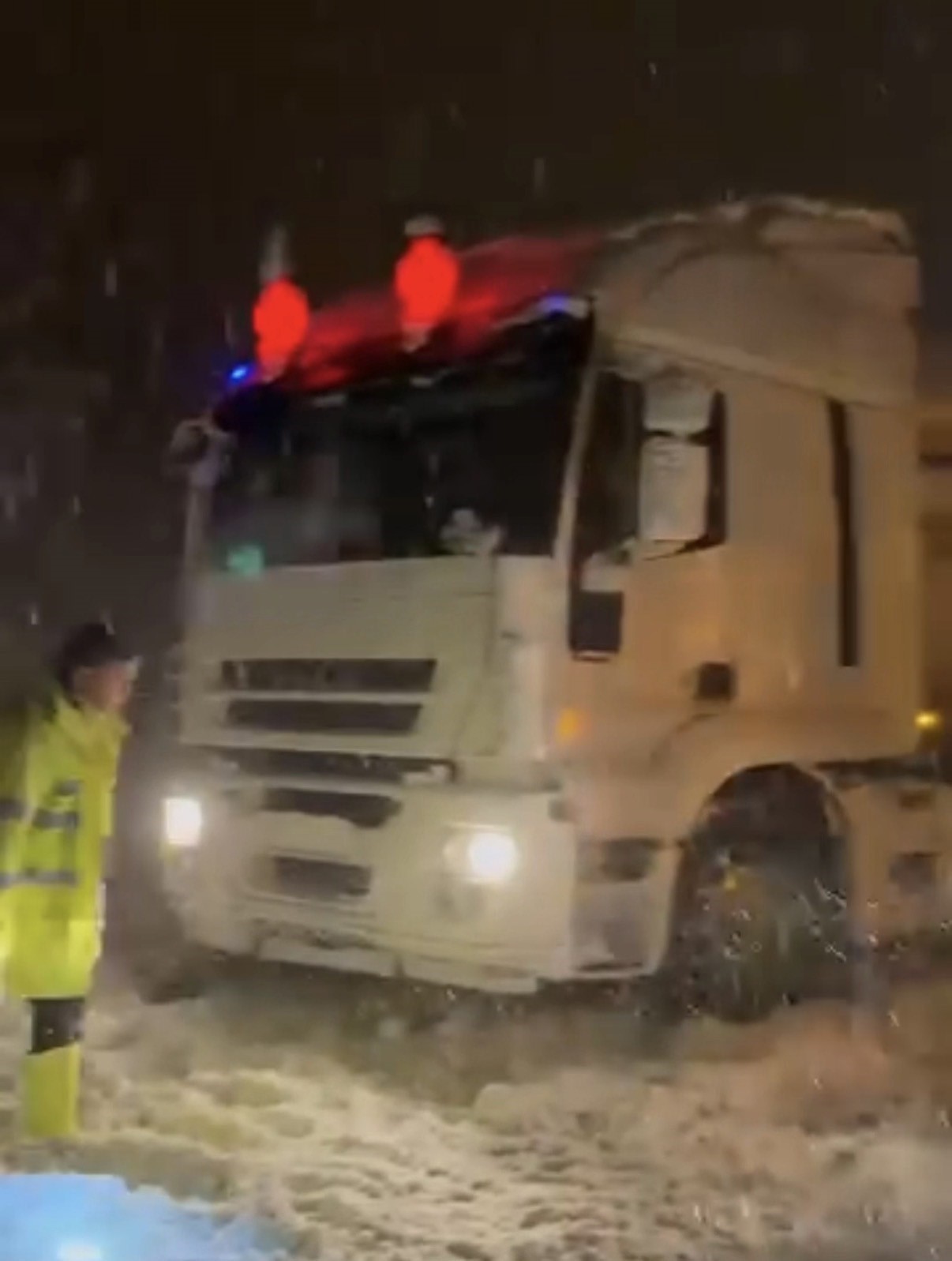 duzcede gecis guzergahlarinda tirlar makasladi yollar kismen kapandi 3