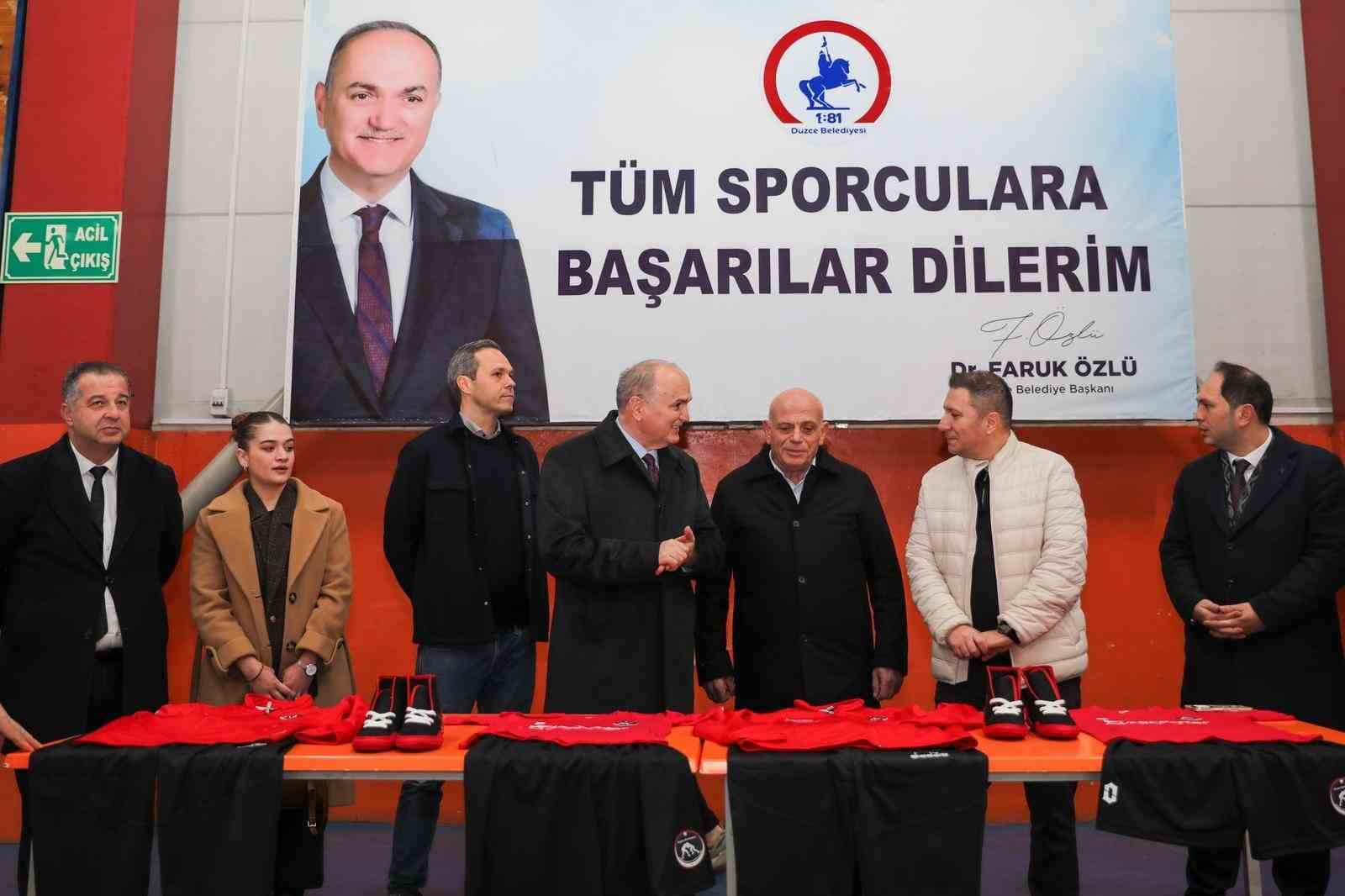 duzcede gurescilere spor malzemeleri dagitildi 0 2SDeuHF8