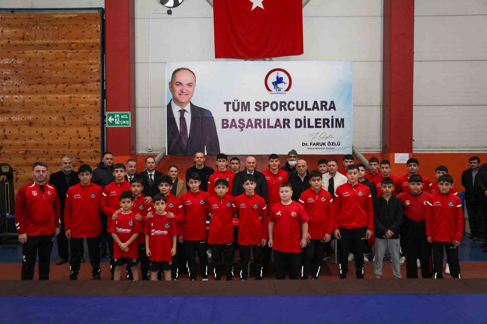 duzcede gurescilere spor malzemeleri dagitildi 1 DPvlQX4N