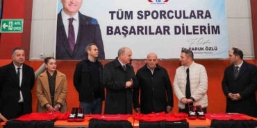 duzcede-gurescilere-spor-malzemeleri-dagitildi-Cz9uz5TZ.jpg