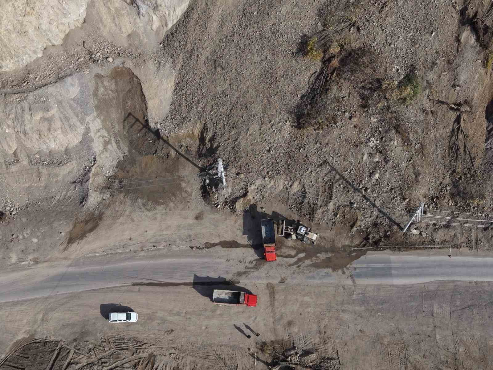 duzcede heyelan ani kameraya yansidi otomobil kil payi kurtuldu 3 vDUn5jdf
