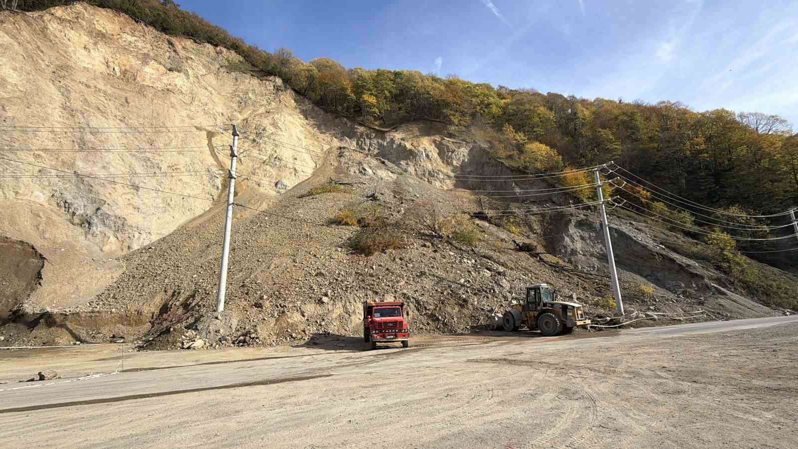 duzcede heyelan ani kameraya yansidi otomobil kil payi kurtuldu 4