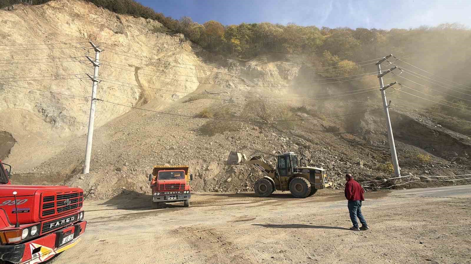 duzcede heyelan ani kameraya yansidi otomobil kil payi kurtuldu 6 RIY9FO9P