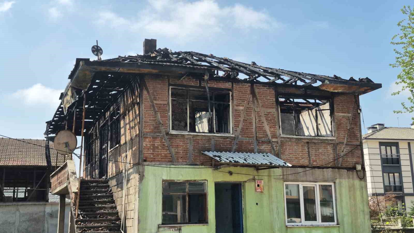 Düzce’de iki katlı ev alev topuna döndü 6 duzcede iki katli ev alev topuna dondu 2 FcIgnRNR