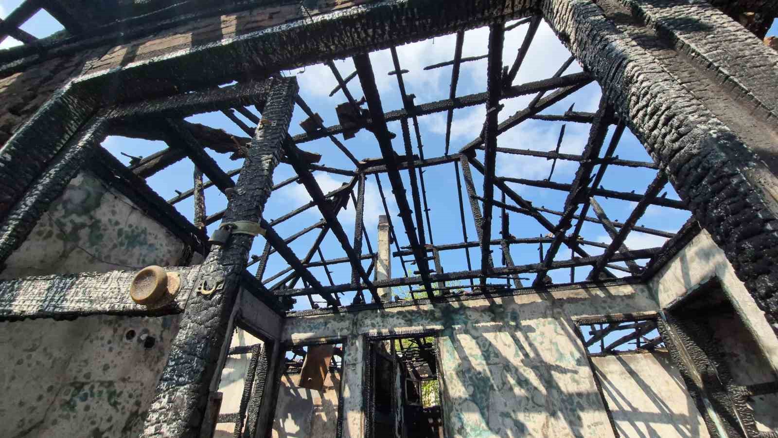 Düzce’de iki katlı ev alev topuna döndü 7 duzcede iki katli ev alev topuna dondu 3 ld6ncWZE