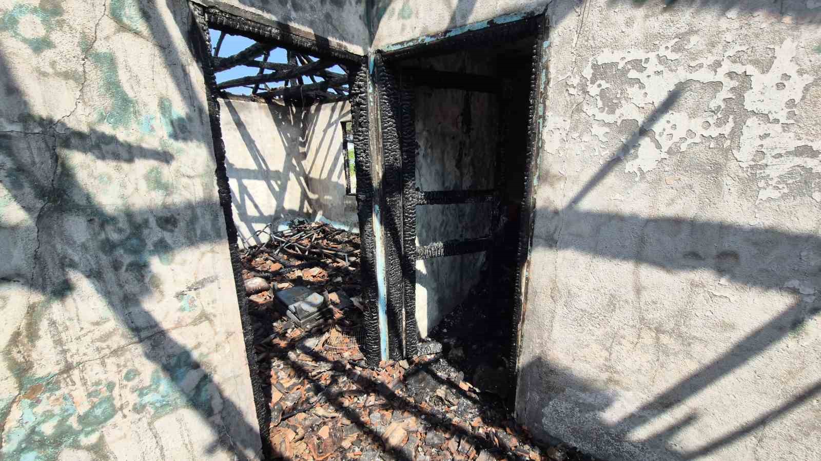 Düzce’de iki katlı ev alev topuna döndü 8 duzcede iki katli ev alev topuna dondu 4 DLZuVHjd