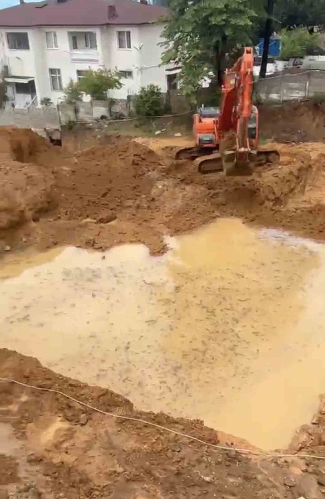 duzcede insaat alaninda toprak kaydi bina sakinleri sokaga dokuldu 1 qBXJpbBM