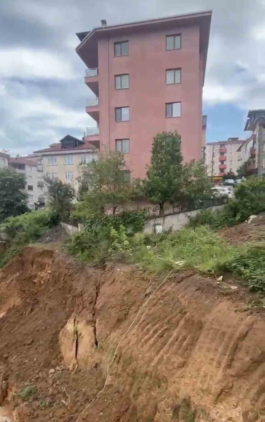 duzcede insaat alaninda toprak kaydi bina sakinleri sokaga dokuldu 2 HseefE6N