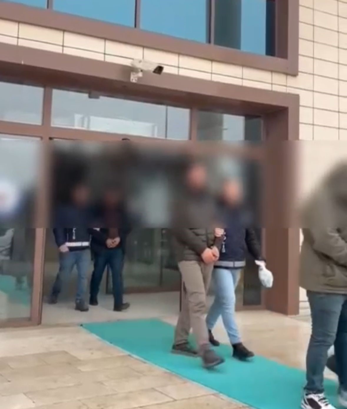 duzcede kamyon kasasinda 14 duzensiz gocmen yakalandi 1 yGOFhNST