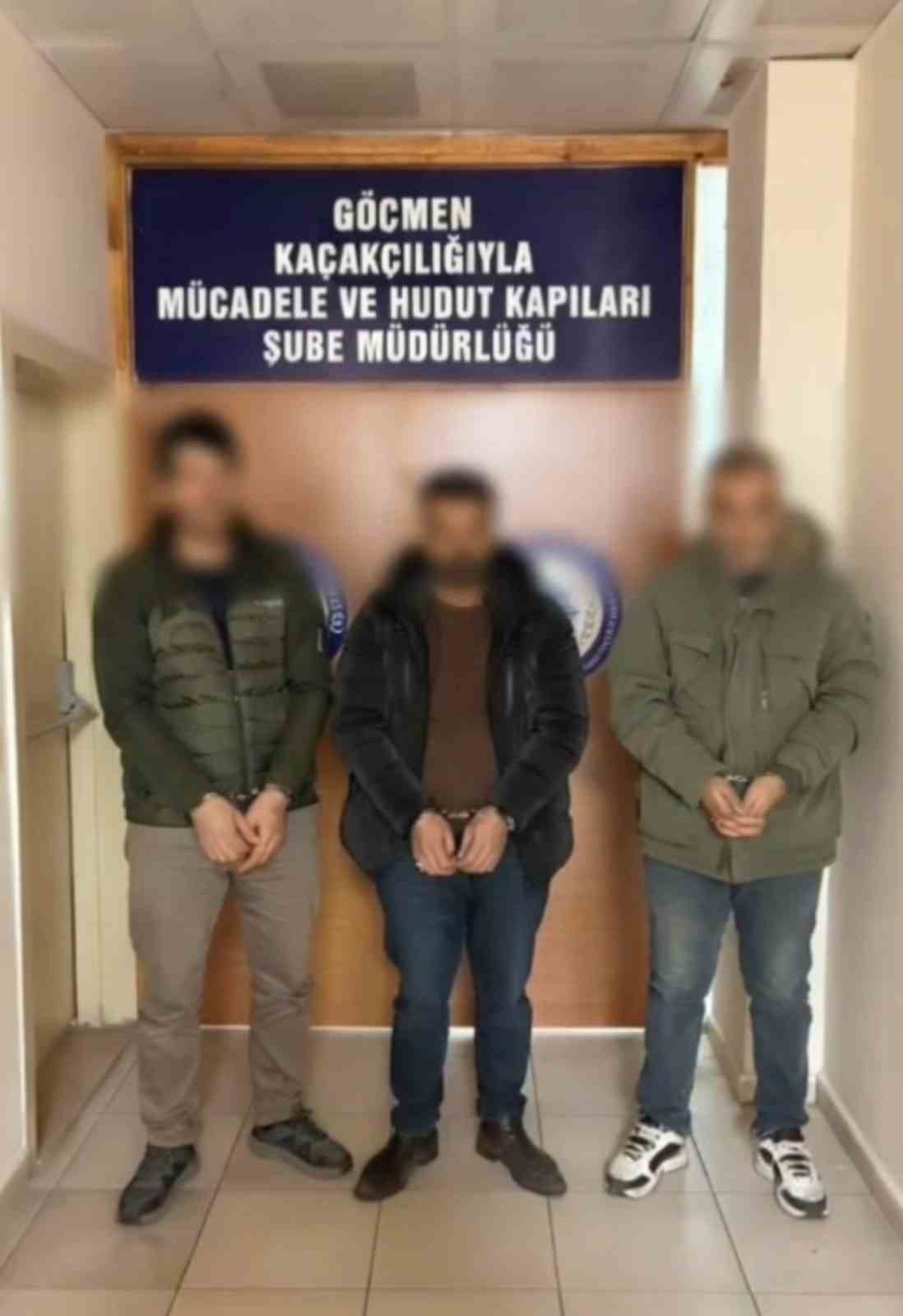 duzcede kamyon kasasinda 14 duzensiz gocmen yakalandi 2 X8evAXbF