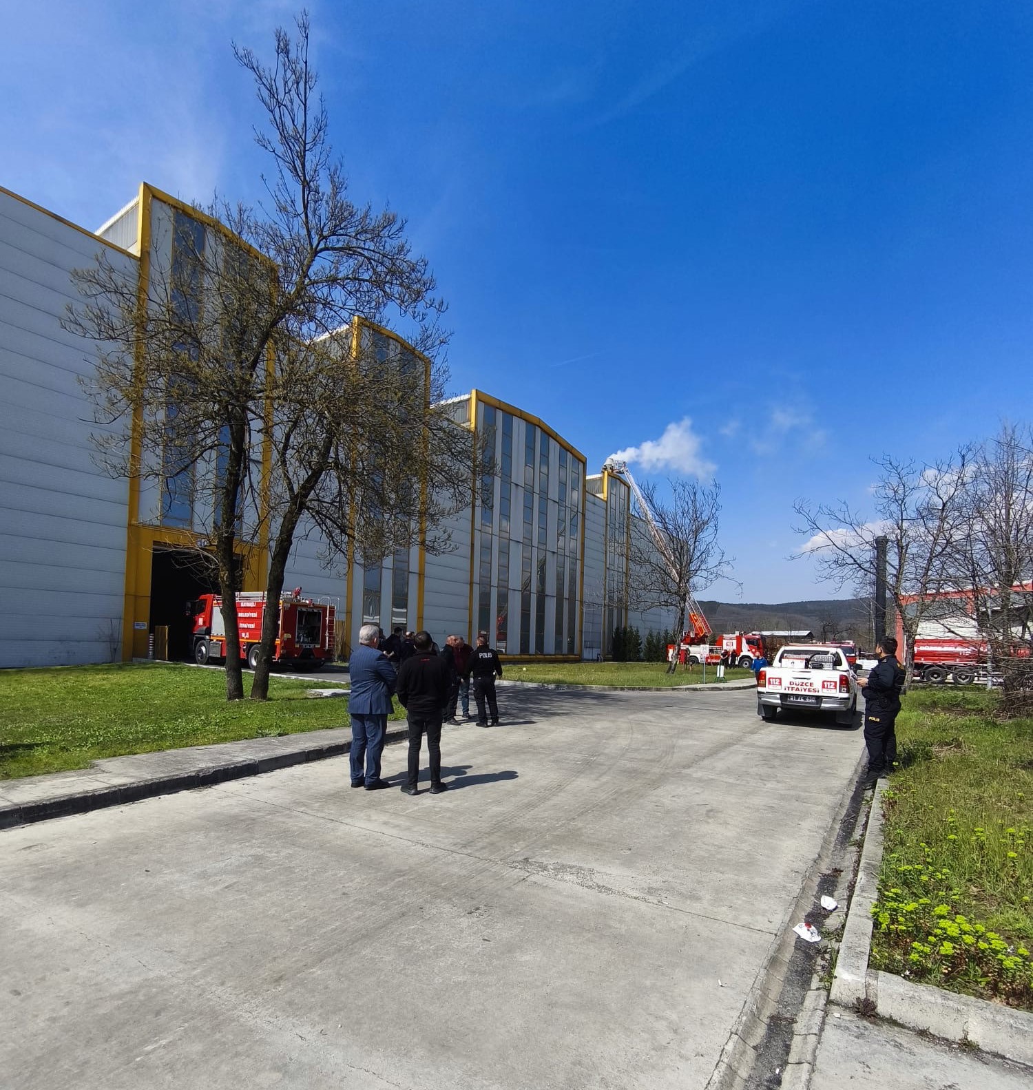 duzcede kaucuk fabrikasinda baca yangini 3 GUNIV7Ss