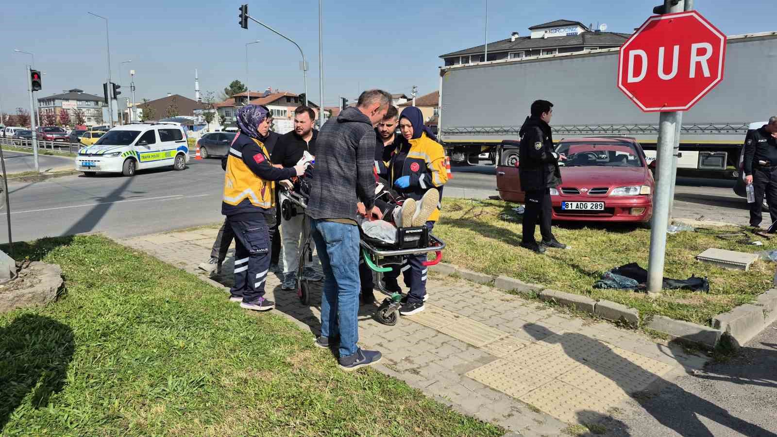 duzcede kavsakta otomobiller carpisti 6 yarali 0 OaGSKdFu