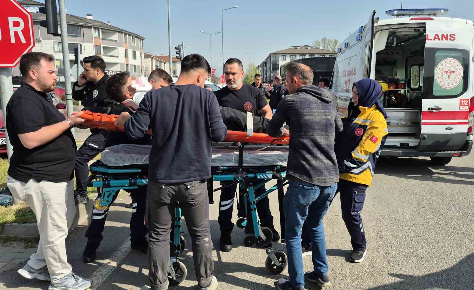 duzcede kavsakta otomobiller carpisti 6 yarali 1 GMTKQNPB