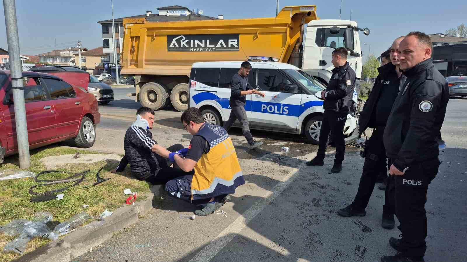 duzcede kavsakta otomobiller carpisti 6 yarali 2 buGI48bP
