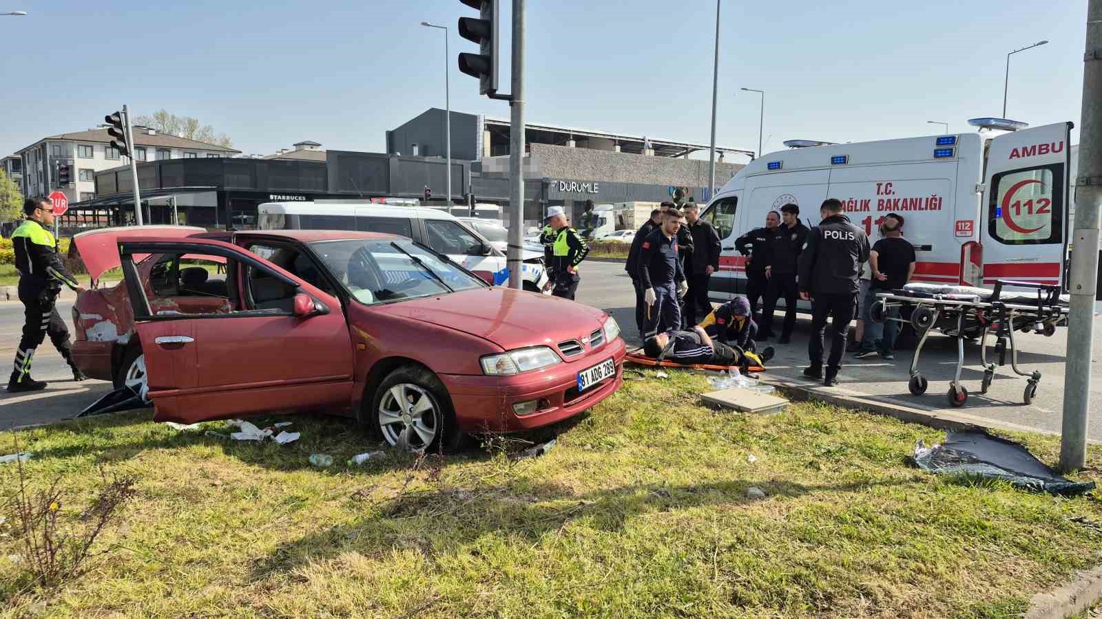 duzcede kavsakta otomobiller carpisti 6 yarali 3 2wYqBdE5