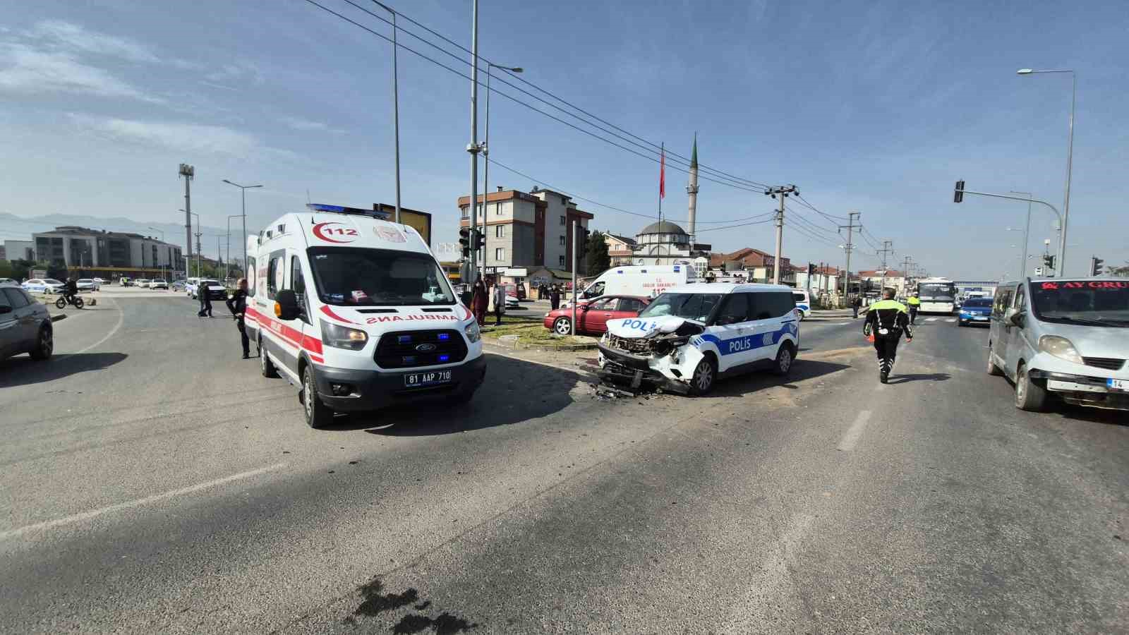 duzcede kavsakta otomobiller carpisti 6 yarali 4 qUKjj9zW