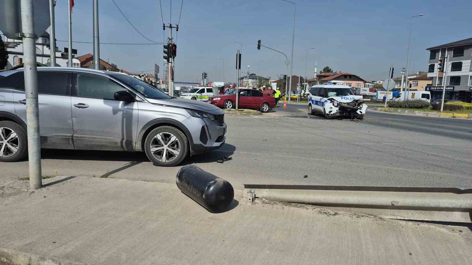 duzcede kavsakta otomobiller carpisti 6 yarali 5