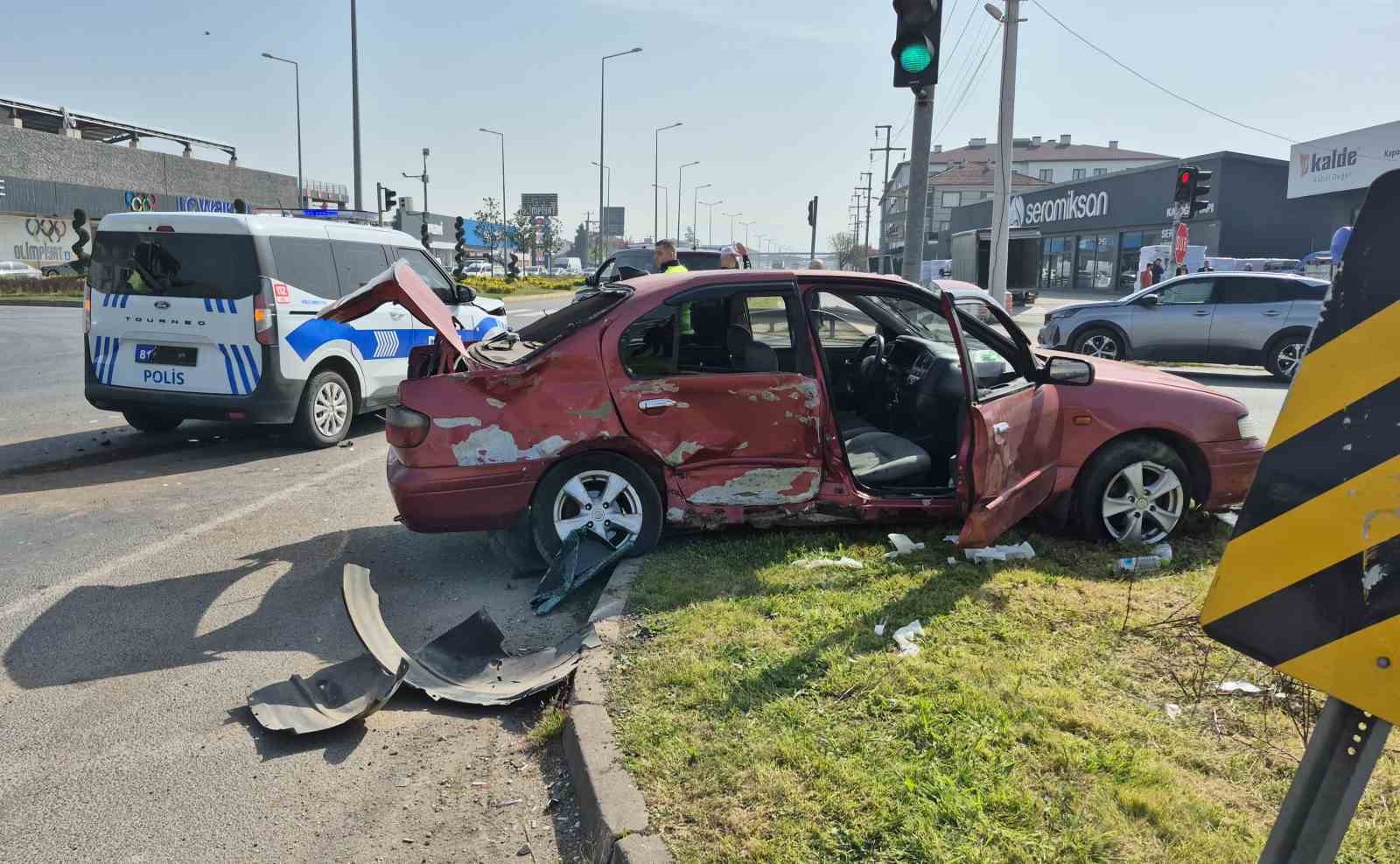 duzcede kavsakta otomobiller carpisti 6 yarali 6 Fz72YGgB
