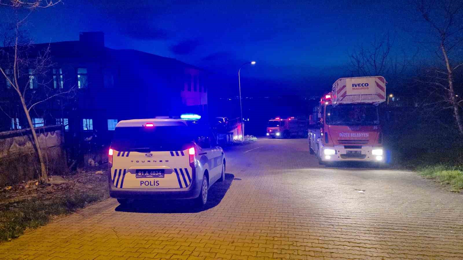 duzcede kuvvetli ruzgar okulun catisini ucurdu 0 VX9Y3mw7