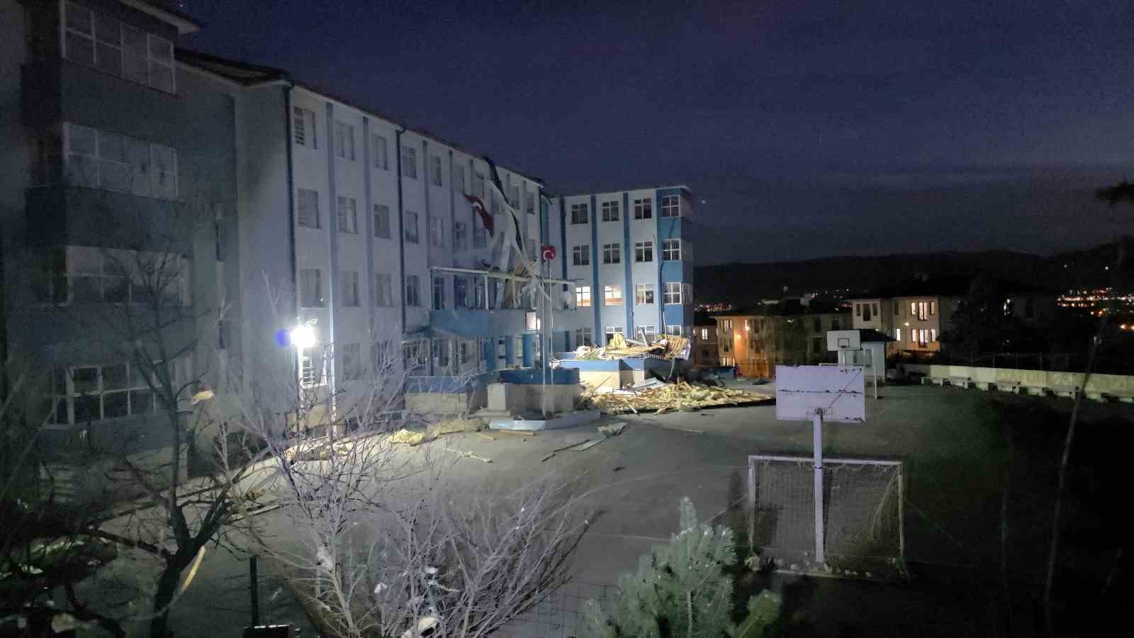 duzcede kuvvetli ruzgar okulun catisini ucurdu 1 Rh18GsvB