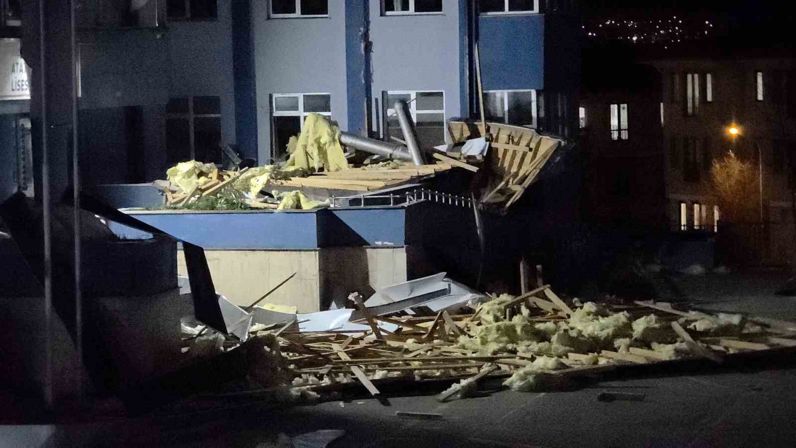 duzcede kuvvetli ruzgar okulun catisini ucurdu 2 u35cnyLZ