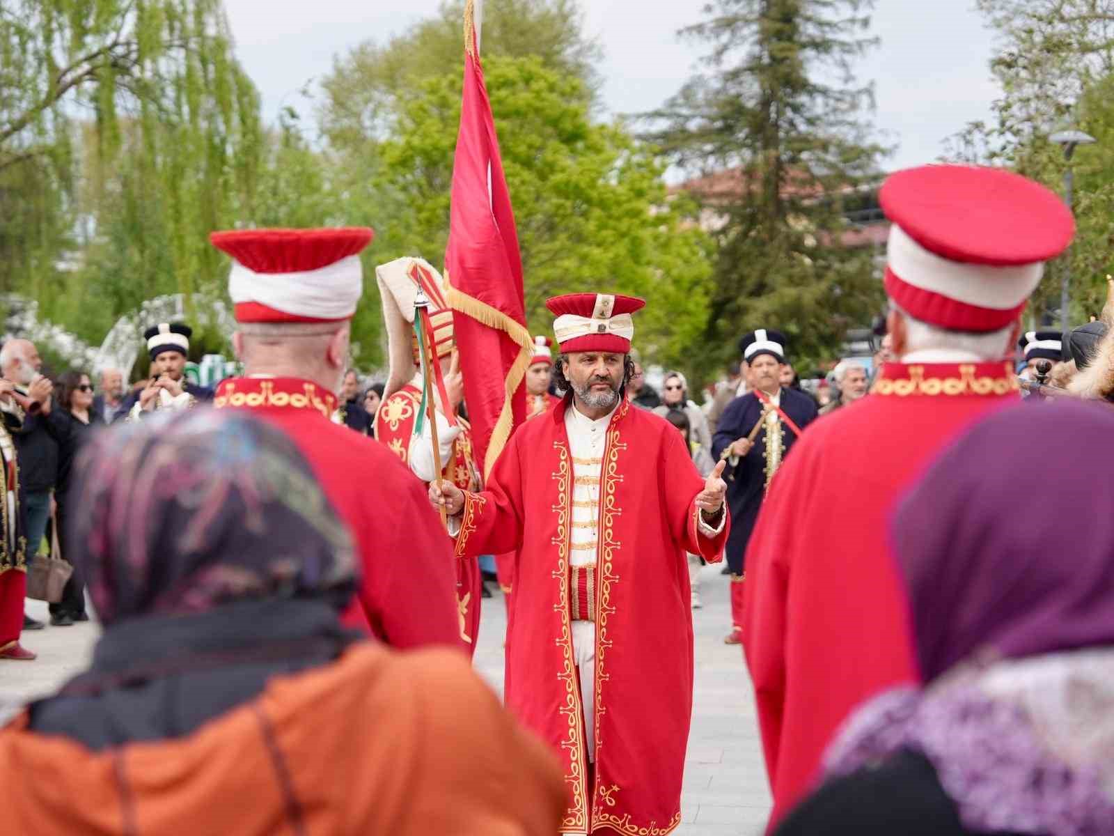 Düzce’de mehter takımının gösterisine vatandaşlardan büyük ilgi 7 duzcede mehter takiminin gosterisine vatandaslardan buyuk ilgi 3 Mmn4VEGU
