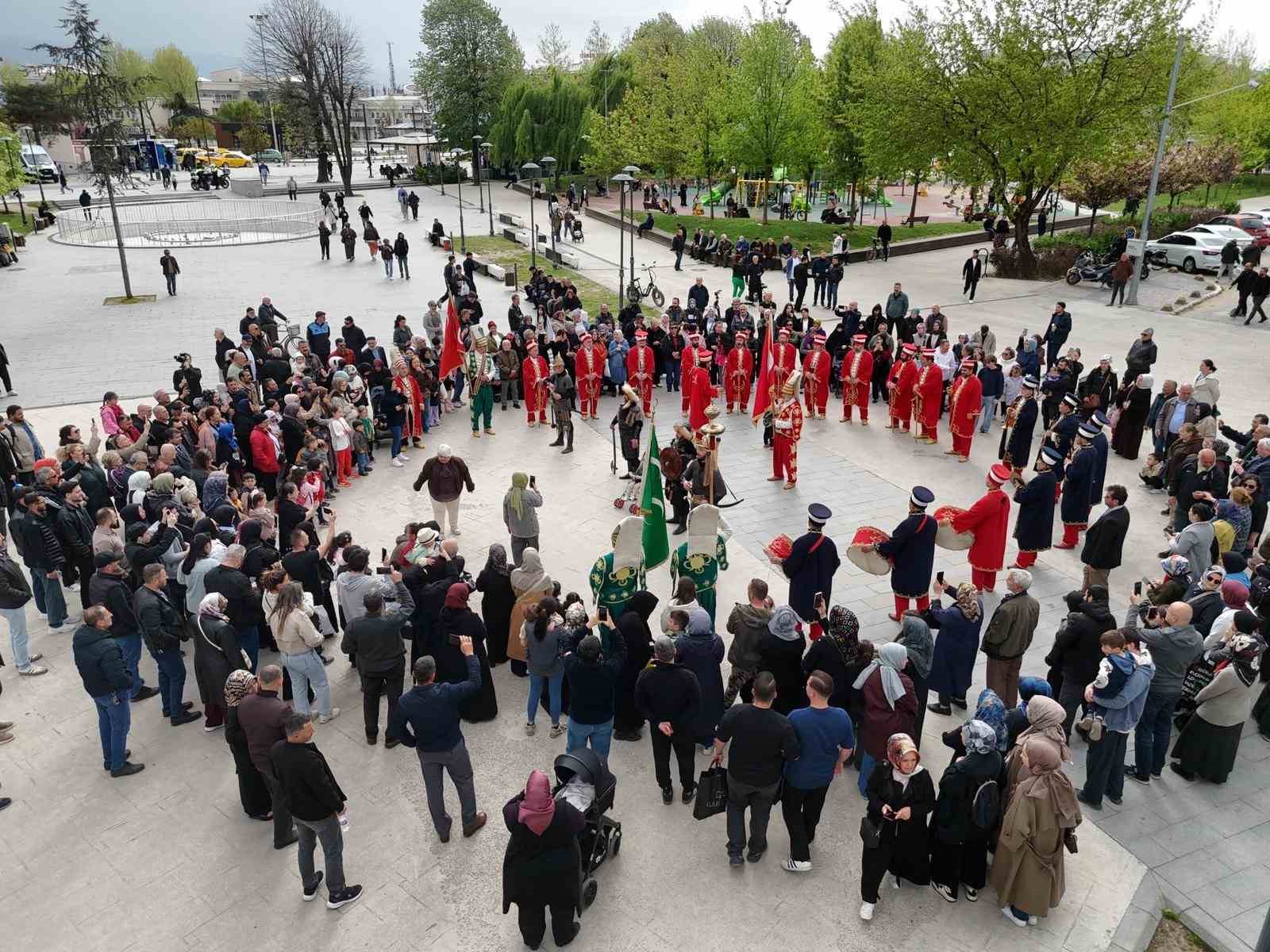Düzce’de mehter takımının gösterisine vatandaşlardan büyük ilgi 8 duzcede mehter takiminin gosterisine vatandaslardan buyuk ilgi 4 F1kGSH4G