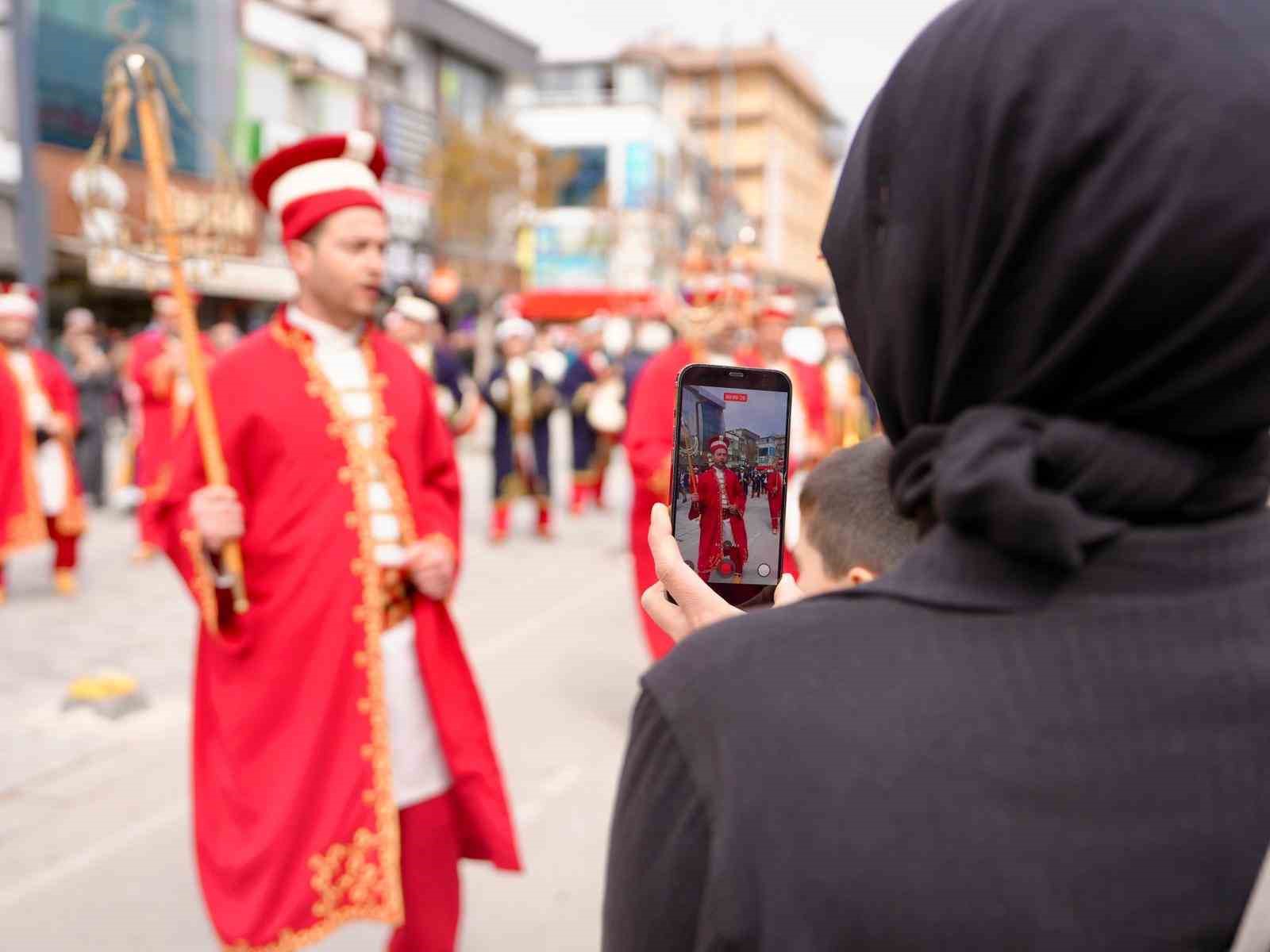 Düzce’de mehter takımının gösterisine vatandaşlardan büyük ilgi 10 duzcede mehter takiminin gosterisine vatandaslardan buyuk ilgi 6 shY9u8pa