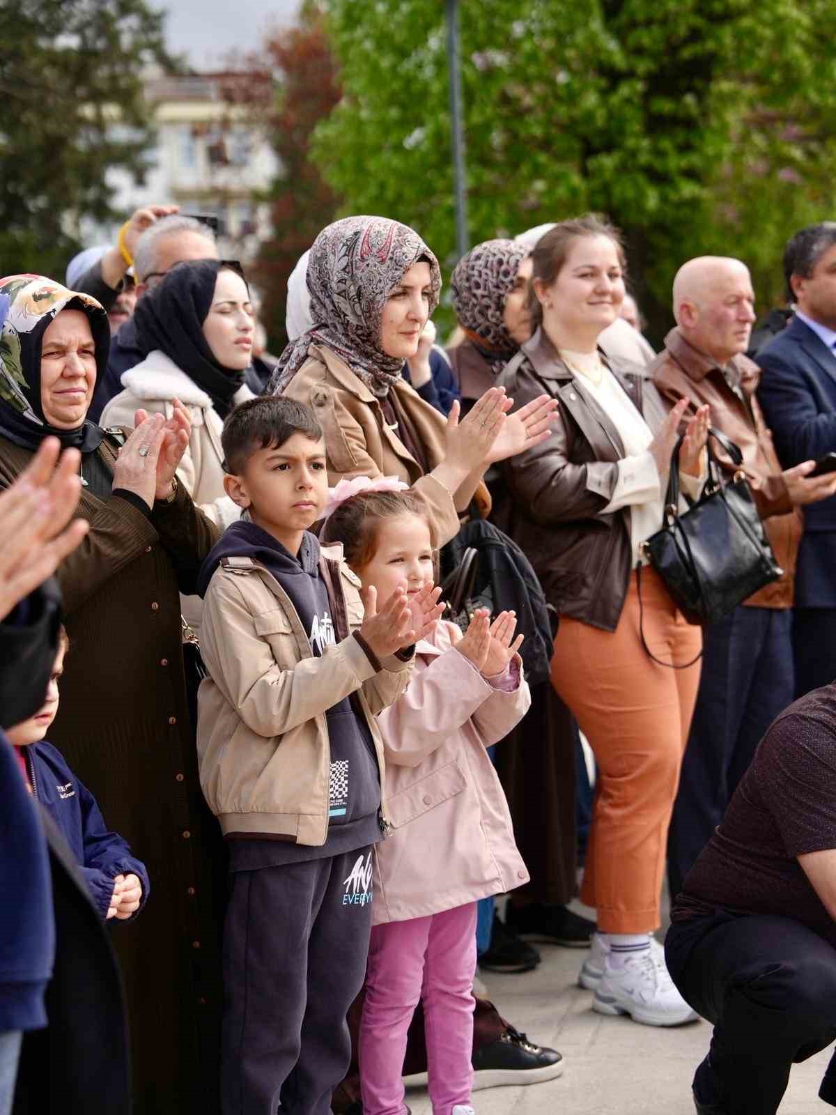 Düzce’de mehter takımının gösterisine vatandaşlardan büyük ilgi 11 duzcede mehter takiminin gosterisine vatandaslardan buyuk ilgi 7 6IraDKEt