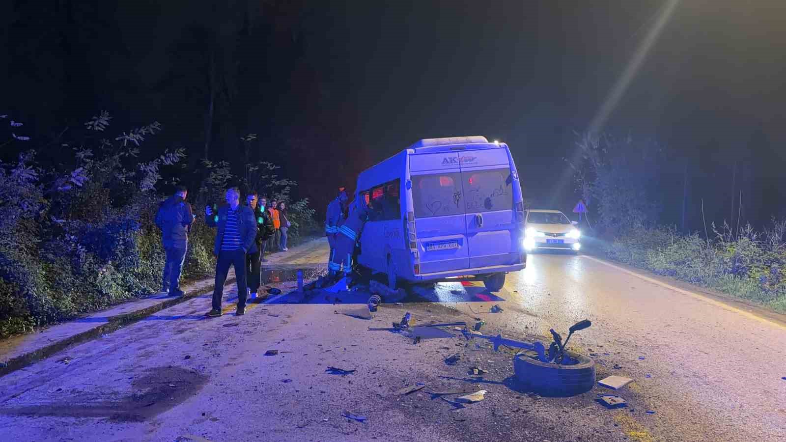 duzcede minibus ile otomobil carpisti 3 kisi yaralandi 1