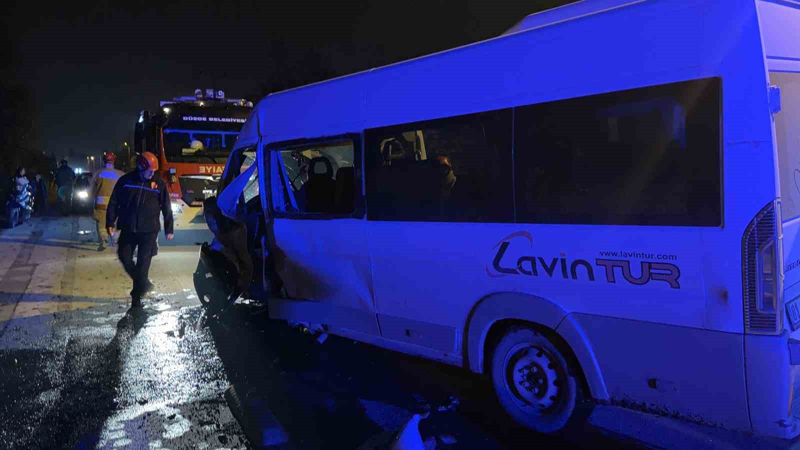 duzcede minibus ile otomobil carpisti 3 kisi yaralandi 2 A3jAsplN