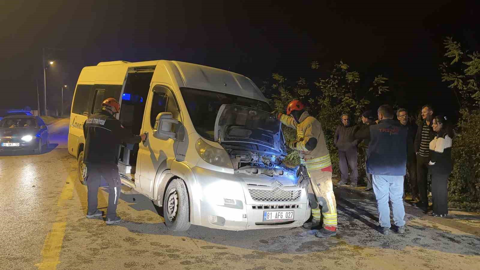 duzcede minibus ile otomobil carpisti 3 kisi yaralandi 5 3W8uPCXg