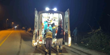 duzcede-minibus-ile-otomobil-carpisti-3-kisi-yaralandi-FRhGgUfS.jpg