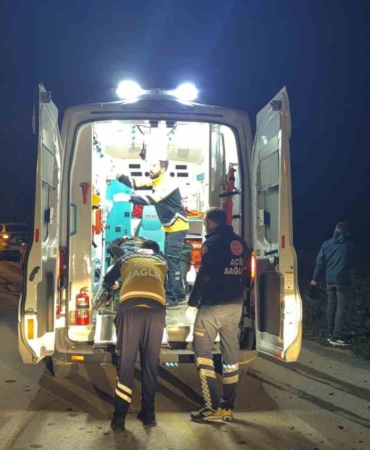 duzcede-minibus-ile-otomobil-carpisti-3-kisi-yaralandi-FRhGgUfS.jpg