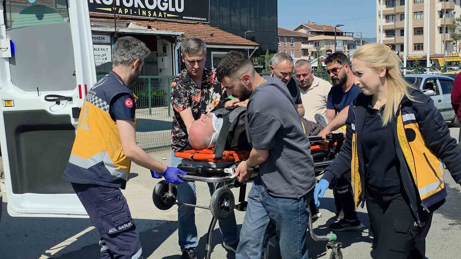 duzcede minibus motosiklete carpti 1 yarali 1 6DuQ34su