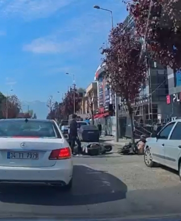 duzcede-motosiklet-kazasi-ucuz-atlatildi-o-anlar-kamerada-sVBf92Fs.jpg