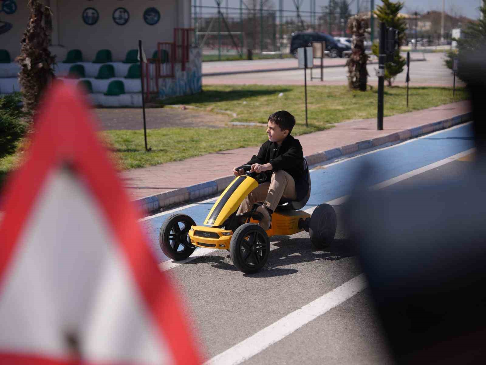 duzcede ogrenciler trafik kurallarini yasayarak ogreniyor 1 fqDtKIu9