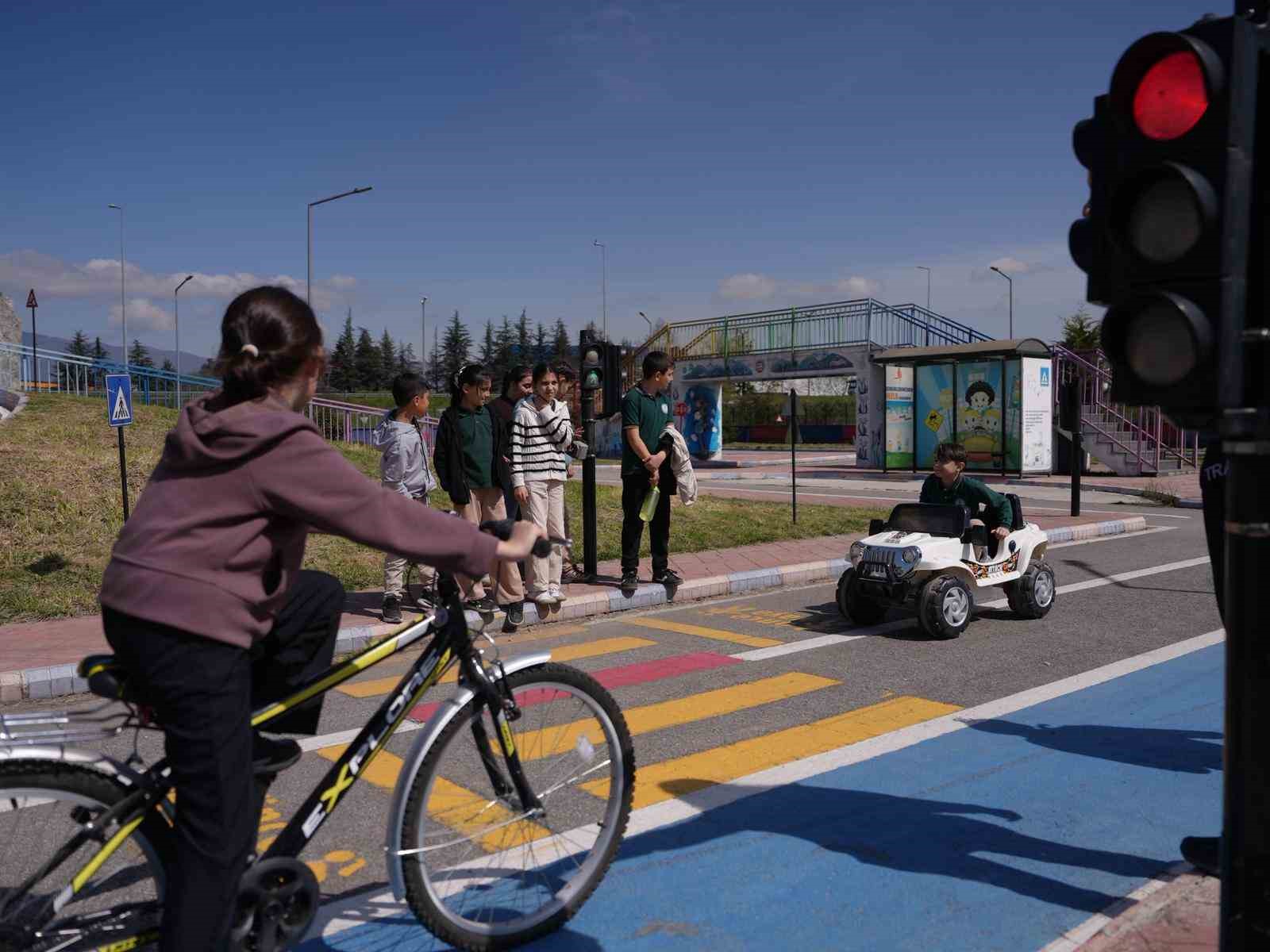 duzcede ogrenciler trafik kurallarini yasayarak ogreniyor 3 v53IR6dw