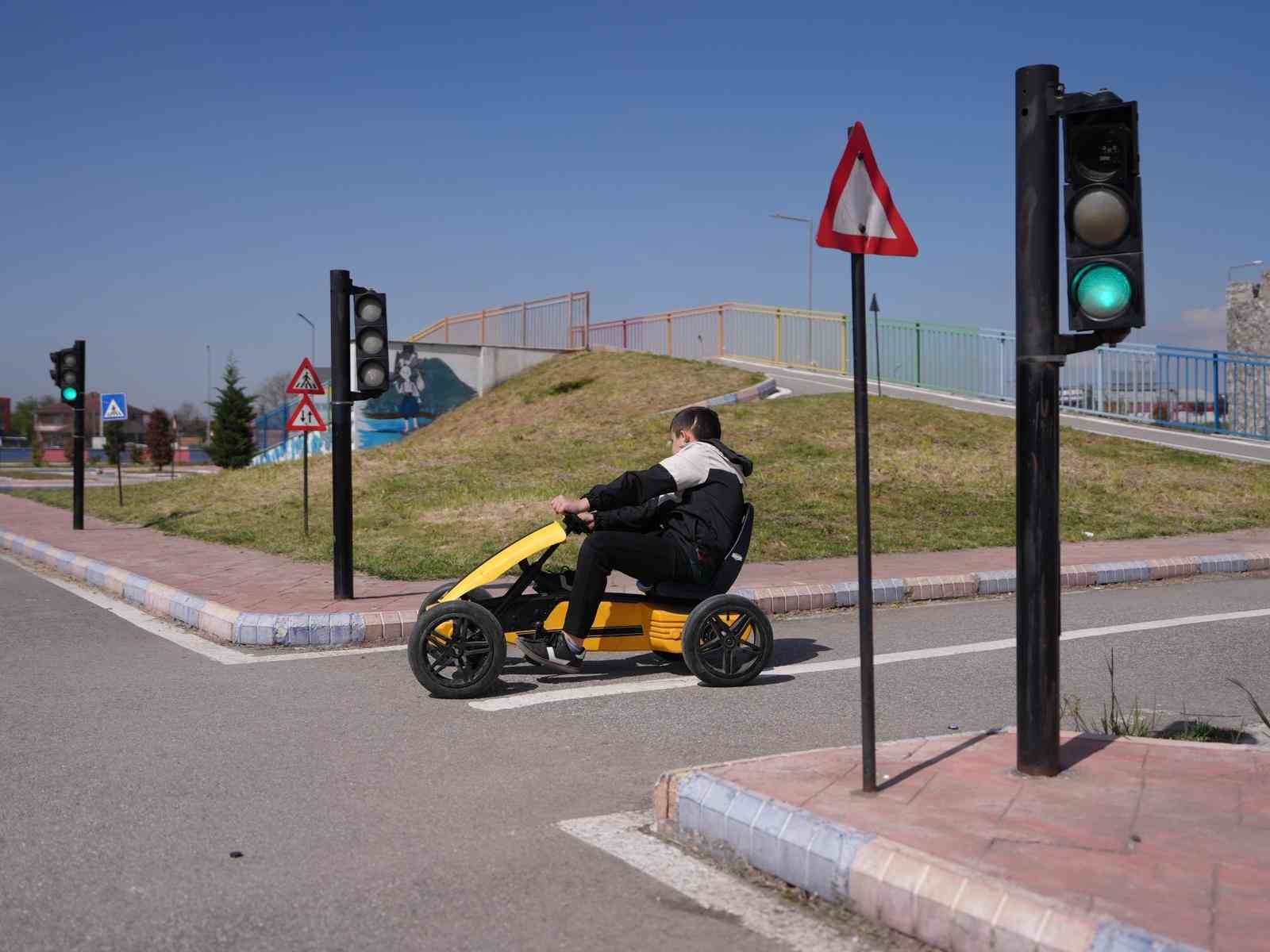 duzcede ogrenciler trafik kurallarini yasayarak ogreniyor 4