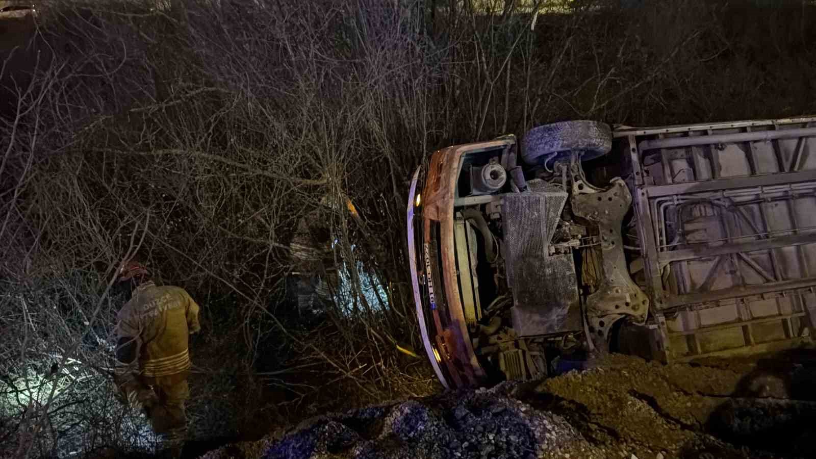 duzcede otomobil halk otobusu ile carpisti 5 yarali 4 kjaO4ue4