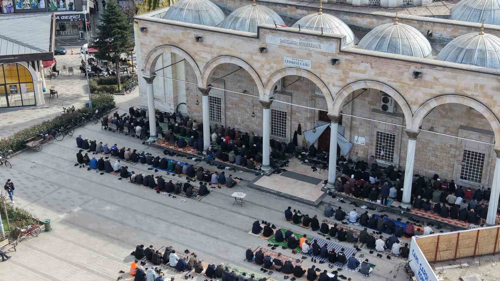 duzcede ramazan bereketi camilere sigmadi 3 r6BrXb7s